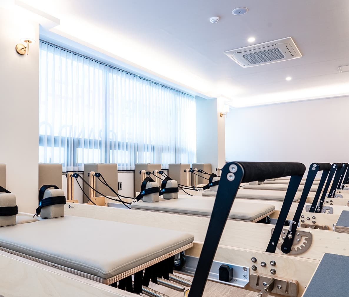 필라테스의 메인 기구
100여 가지 다양한 동작 구현
전신 근육 강화 및 유연성 향상